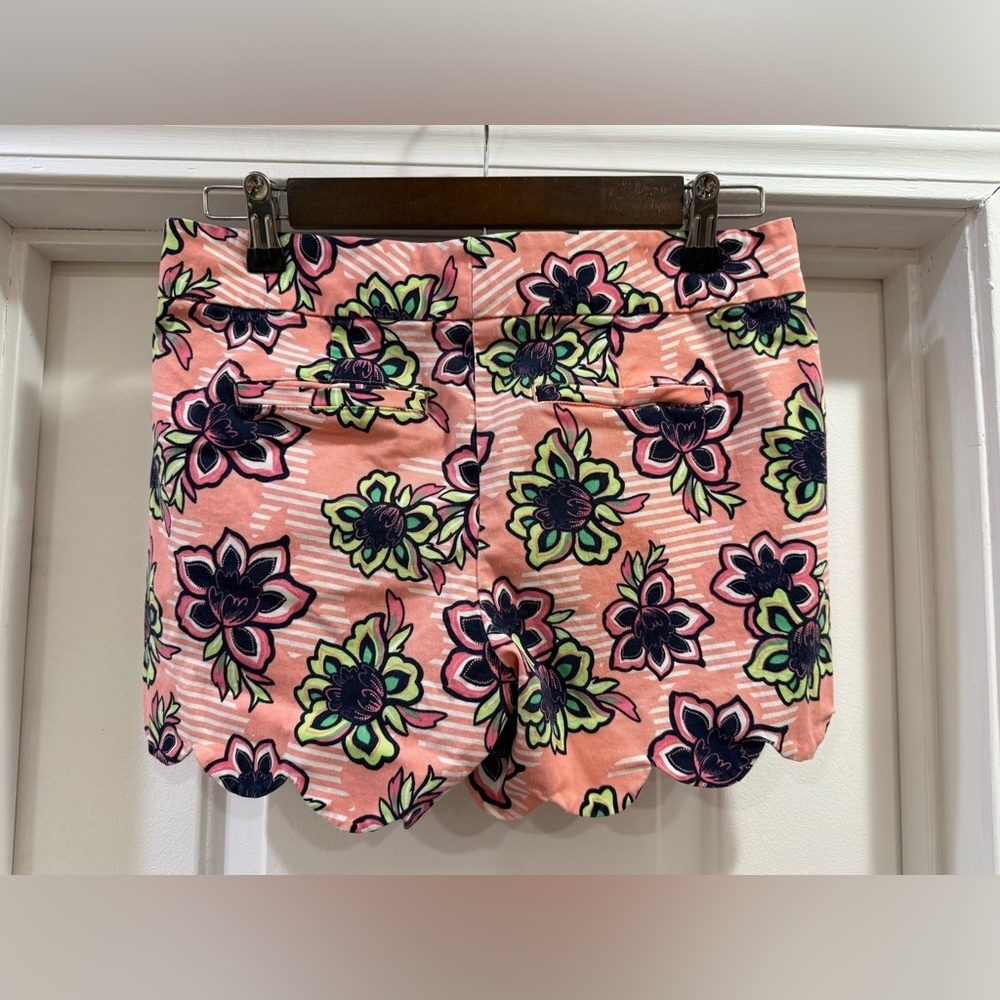Crown & Ivy Scalloped Floral Shorts Size 2